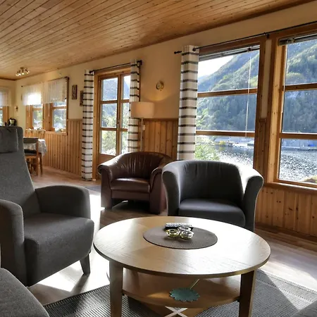 Fully Equipped By The Fjord بيت للعطل Volda